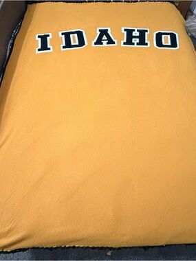 Vandals Logo HAND TIED Fleece Blanket  Black and Gold VARSITY Idaho Vandals 💛🖤